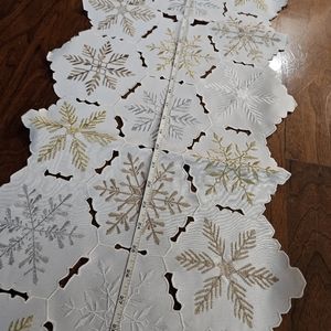 Holiday sparkle snowflake table runner, 14"x40"